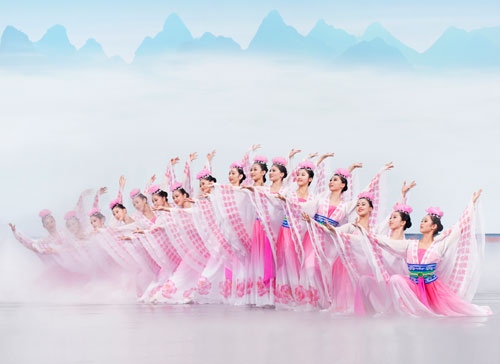 Donna Karan Says Shen Yun is 'Like taking a journey to the many aspects of  China.