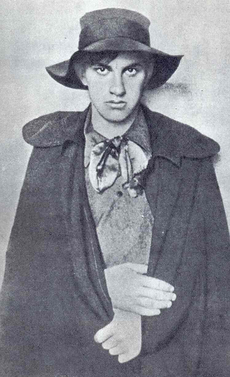 Шляпа поэта. Маяковский 1910 год.