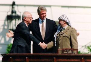 Участники Ословского сговора: Ицхак Рабин, Билл Клинтон и Ясир Арафат. 13 сентября 1993, Вашингтон 