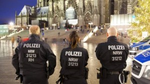 German police keep order in front of Cologne’s cathedral.