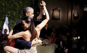 Обама танцует танго на приеме у президента Аргентины 