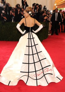 Sarah Jessica parker wearing Oscar de la Renta’s gown at the Met Ball.