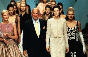 Oscar de la Renta with models at his fashion show.