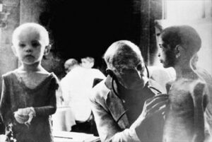 Доктора осматривают страдающих от дистрофии ленинградских детей. Фото военных лет 