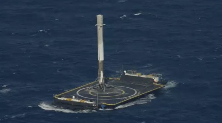 SpaceX показала видео приземления ступени Falcon 9