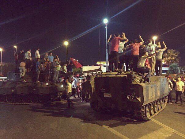Стамбул, ночь на 16 июля 2016 года. Поддерживающие Эрдогана скандируют лозунги, забравшись на танк