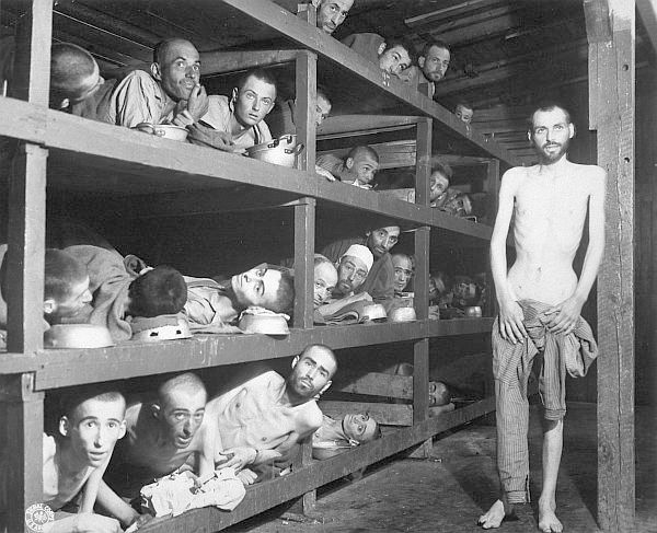 Известная фотография заключённых лагеря Бухенвальд. Визель — седьмой во втором ряду