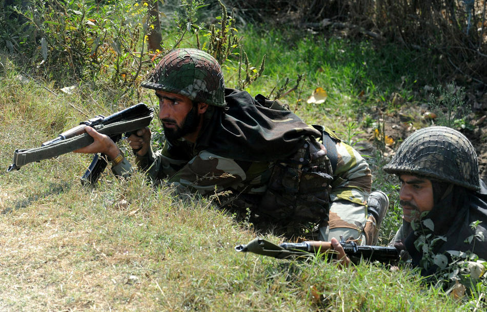 Индийские солдаты занимают позиции во время перестрелки между военнослужащими и сепаратистскими боевиками в жилом районе Шринагара (Кашмир)  