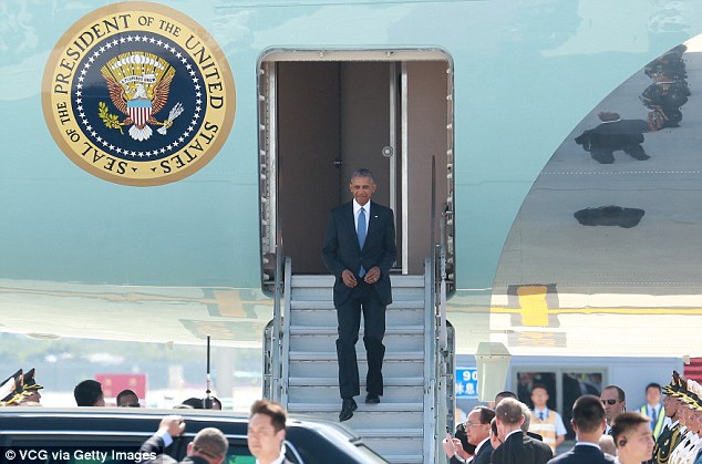 Не по трапу с красной ковровой дорожкой, а по обычному трапу пришлось сойти  с самолета Обаме... 