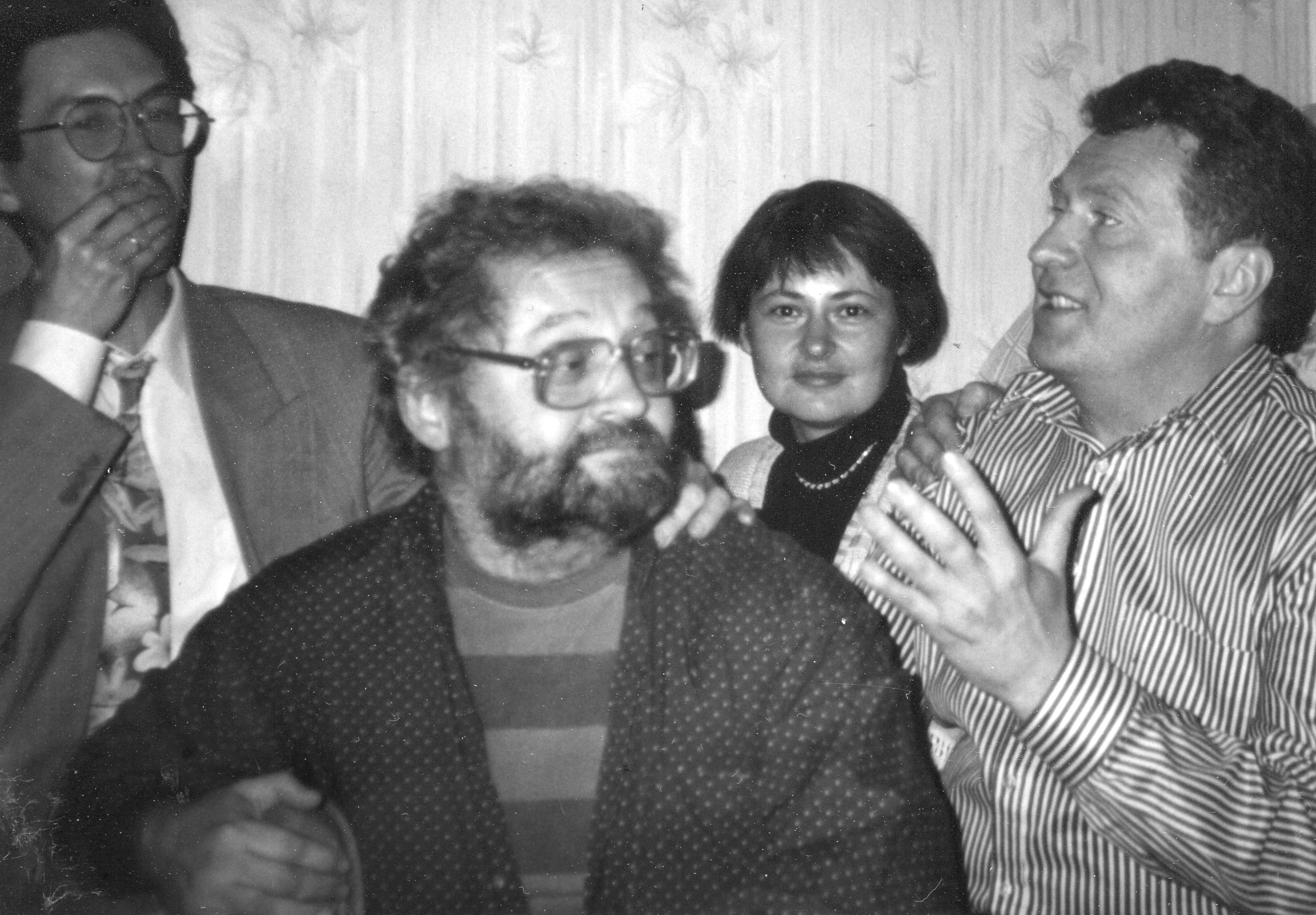 В гостях у автора. Середина 1990-х. Сзади блогер Андрей Мальгин и его жена. Спереди – В. Козловский и В. Жириновский.