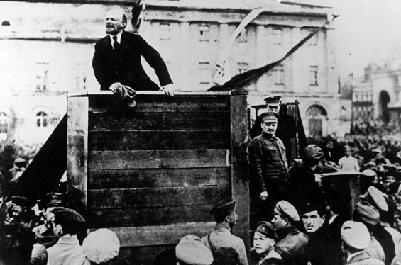 Ленин выступает с кепкой в руке 