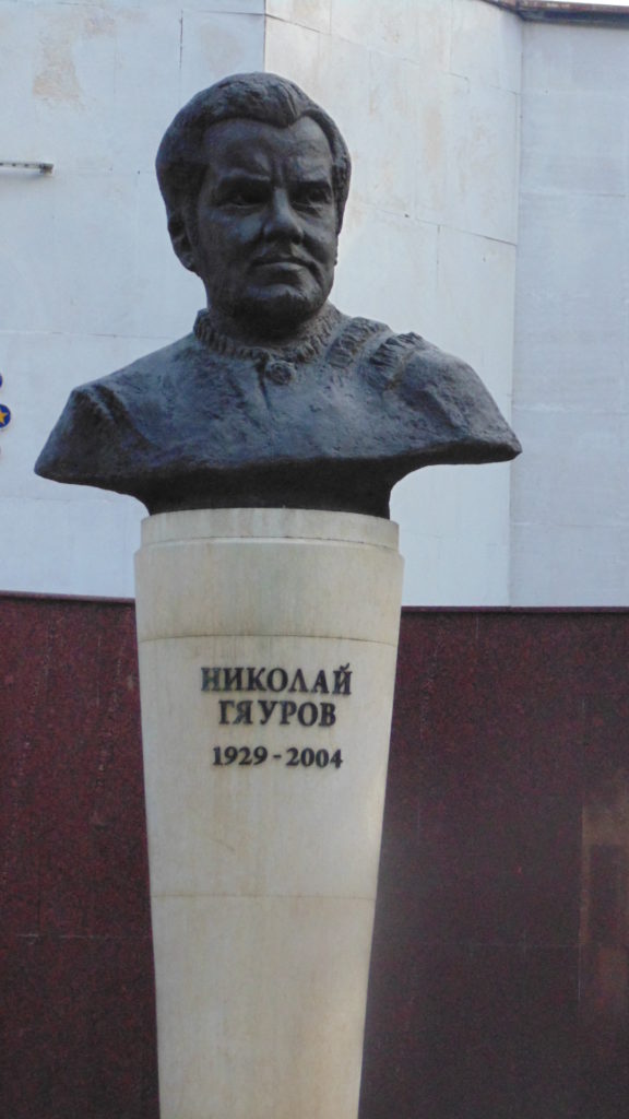 Бюст Николая Гяурова в Велинграде (Болгария) 