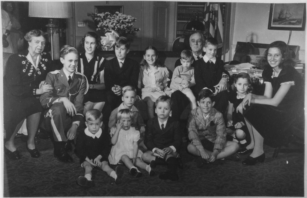 Супруги Рузвельт с детьми и внуками в 1945 г. 