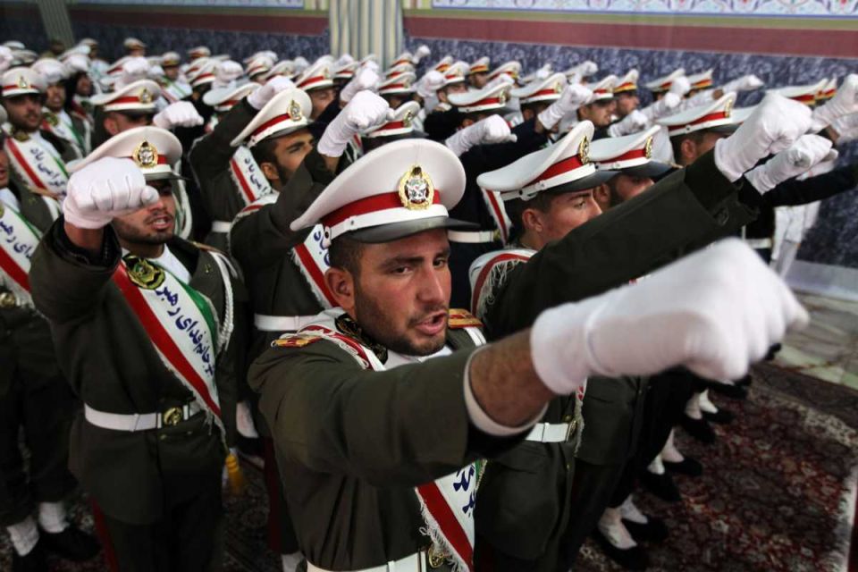 Маршируют иранские военнослужащие 