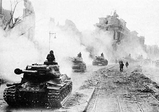 Апрель 1945 г. Советские танки на подступах к Берлину 