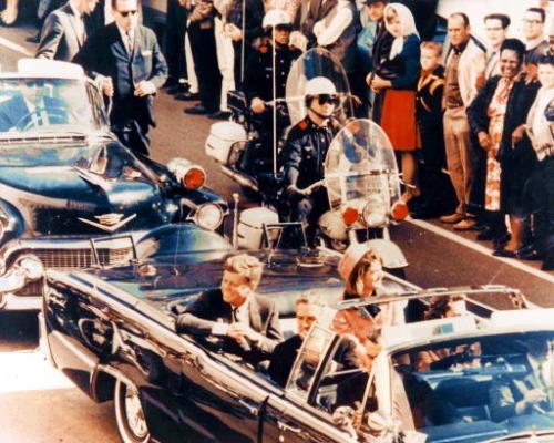 Джон и Жаклин Кеннеди в президентском лимузине. Впереди – губернатор Техаса Джон Конелли с супругой. Через несколько минут прозвучат выстрелы. 