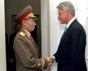 Билл Клинтон с представителем Северной Кореи 