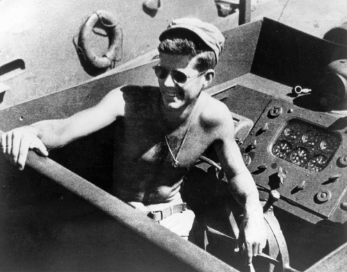 Джон Ф. Кеннеди во время службы на флоте. 1943 г.