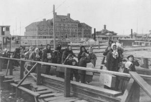 Эмигранты прибывают на Эллис-Айленд. 1902 г. 