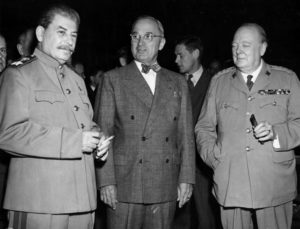 Иосиф Сталин, Гарри Трумэн и Уинстон Черчилль перед открытием Потсдамской конференции. Июль 1945 г. 
