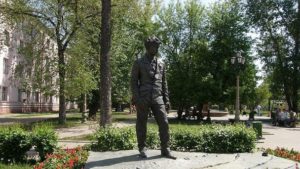 Памятник Александру Вампилову в Иркутске 