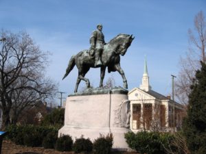 До недавних пор был в Шарлотсвилле памятник генералу Роберту Ли... 
