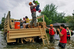 Хьюстон. Спасатели эвакуируют жертв наводнения 