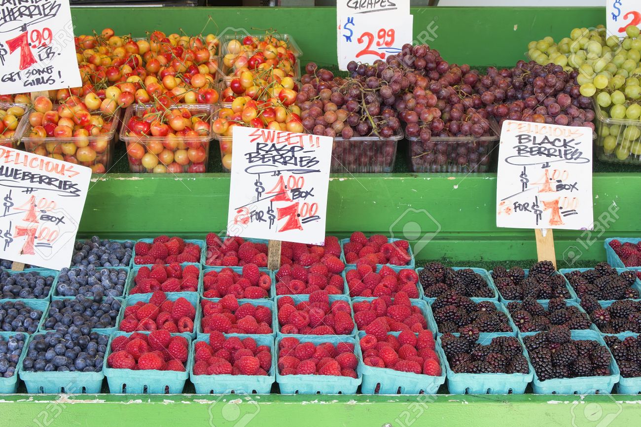 20898107-Blueberries-Raspberries-Grapes-Cherries-Blackberries-Display-with-Signage-at-Fruit-and-Vegetable-Sta-Stock-Photo