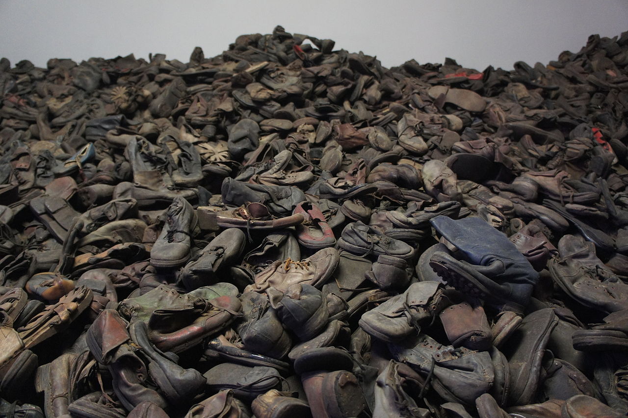 Обувь погибших в газовых камерах. Горы обуви. 