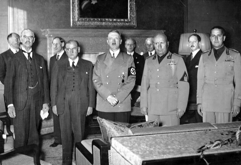 После подписания Мюнхенских соглашений 1938 года. Слева направо: Чемберлен, Даладье, Гитлер, Муссолини, Чиано. 