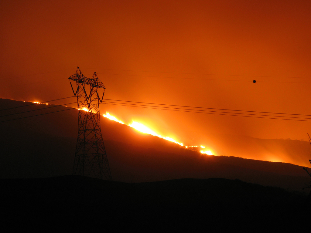 Fire_threatens_utility_lines_SoCal_October_2007