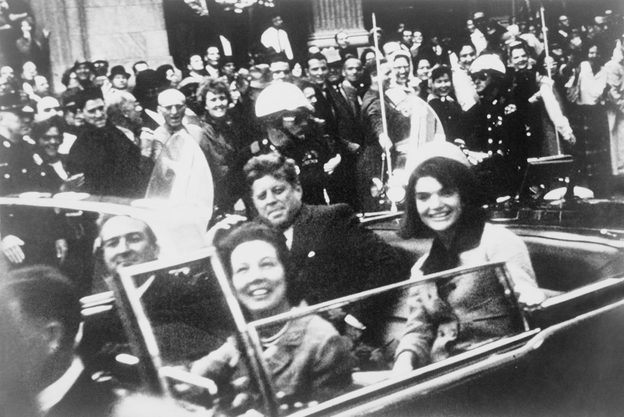 Даллас, штат Техас, 22 ноября 1963 года. До роковых выстрелов в президента Кеннеди остаются считанные минуты... Автор снимка: Victor Hugo King