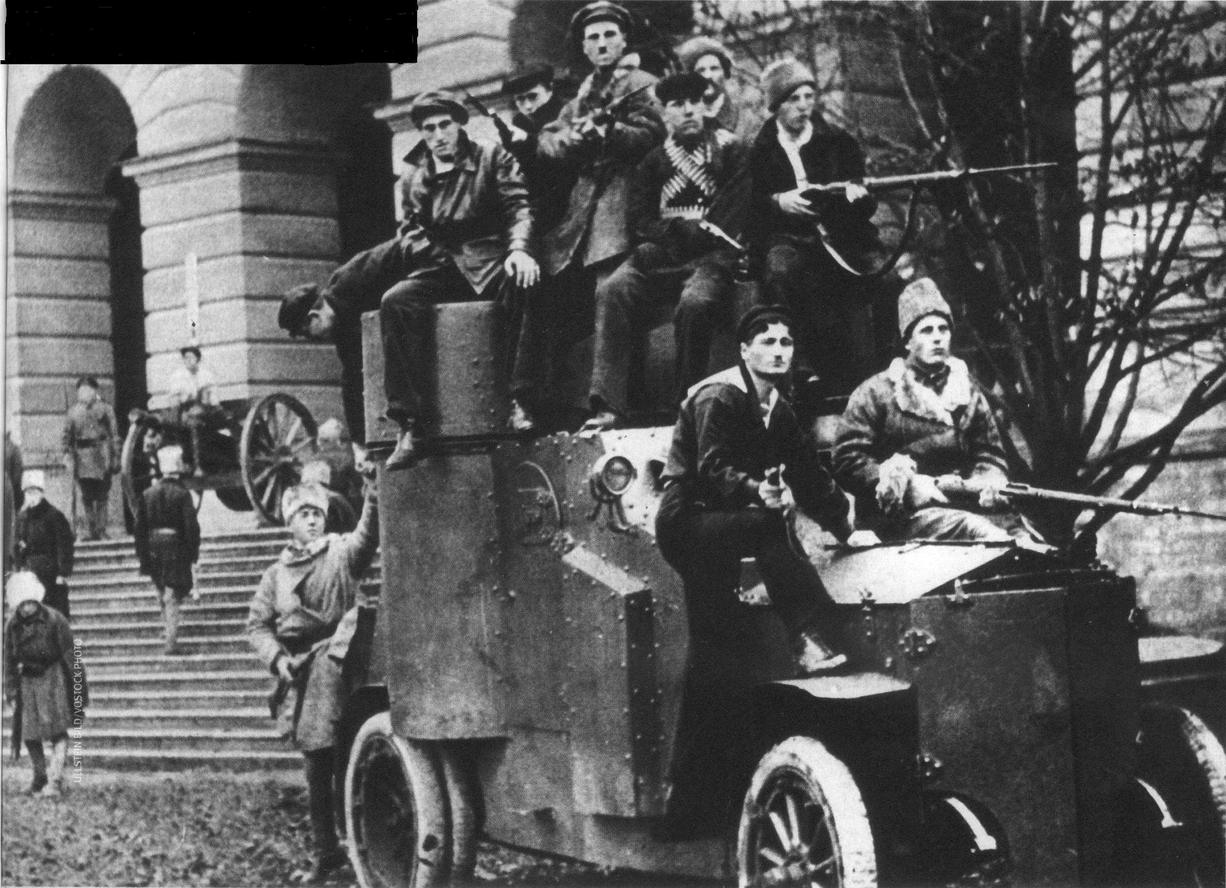 Броневик у Смольного, начало ноября 1917 года (по новому стилю) 
