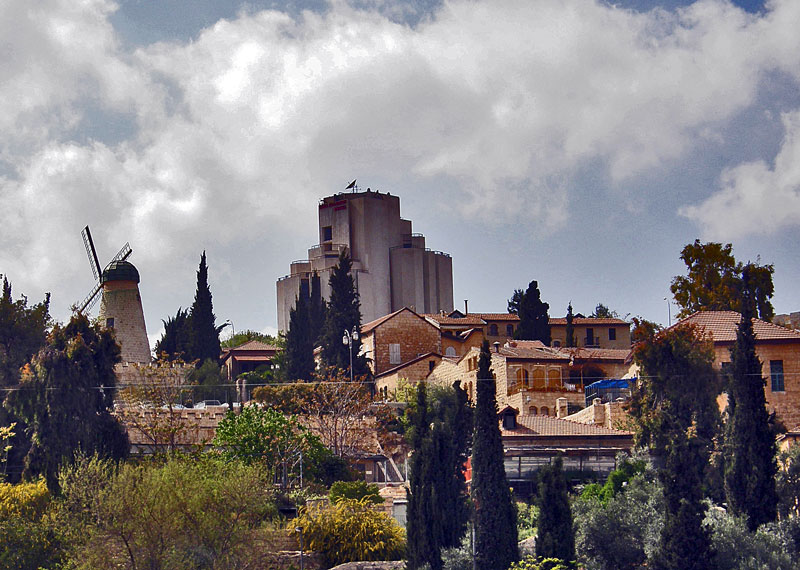 Иерусалим. Вид со стороны Старого города с Мельницей Монтифиори