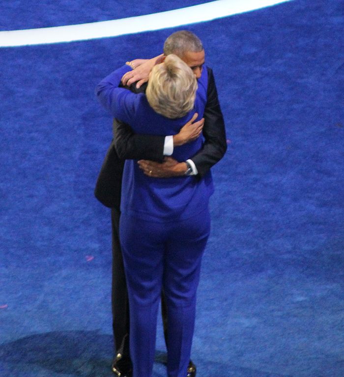 Объятье. Барак Обама и Хиллари Клинтон на третий день съезда Демпартии.  27 июля 2016 г. Photo: Sarah Burris 