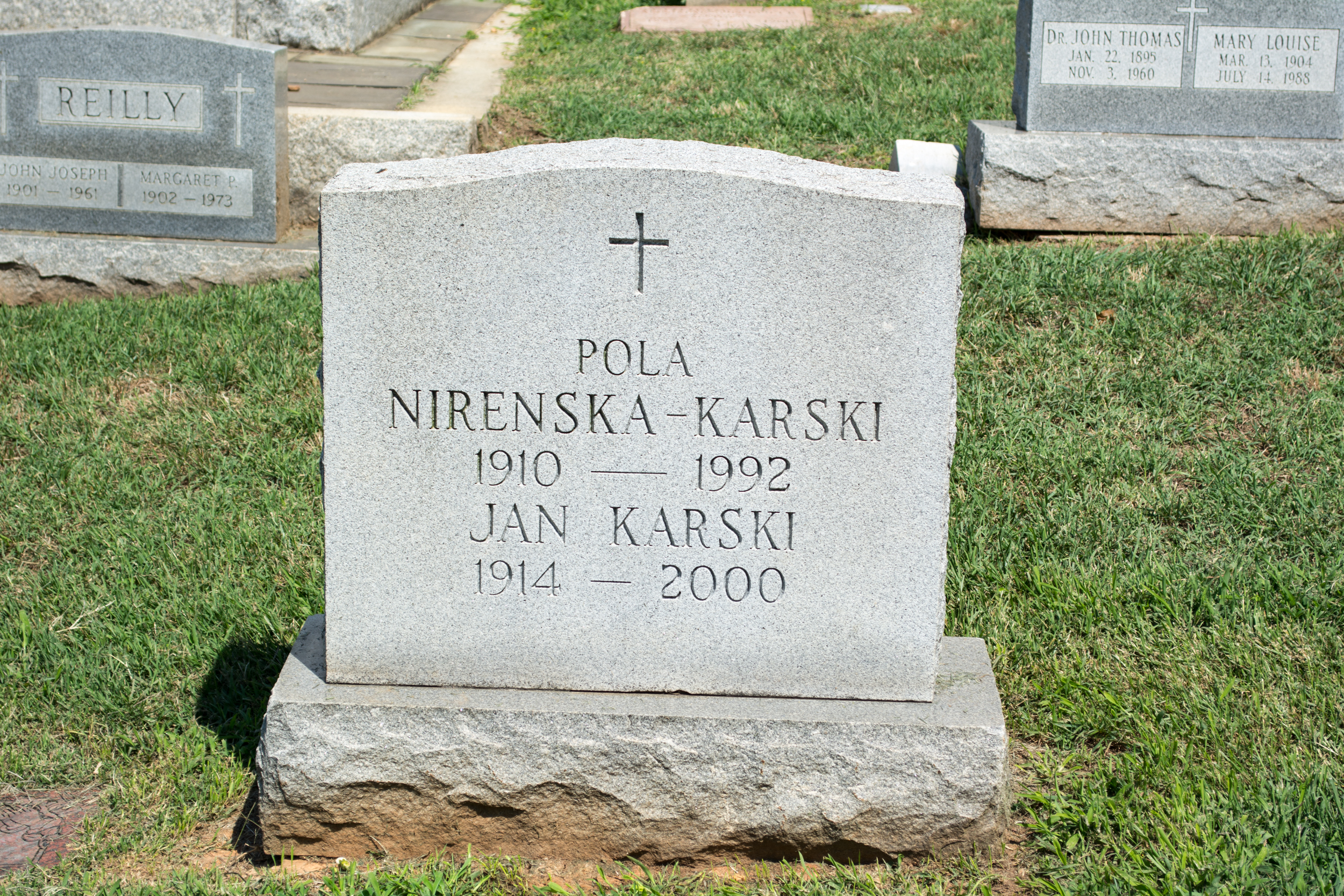 Надгробный памятник Яну Карскому  в Вашингтоне 