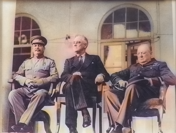 Иосиф Сталин, Франклин Делано Рузвельт, Уинстон Черчилль во время пребывания на Тегеранской конференции. 1943 г. 