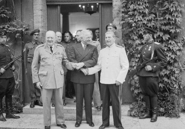 Черчилль, Трумэн и Сталин на Потсдамской  конференции. 23 июля 1945 г. 