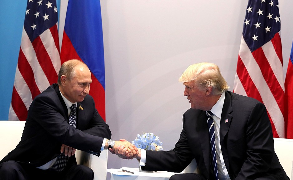 Поначалу казалось, что при Трампе отношения между США и Россией сложатся замечательно. Но реальность оказалась другой... На снимке: Дональд Трамп и Владимир Путин на саммите G-20 в Гамбурге, 2017 г. Photo: Kremlin.ru