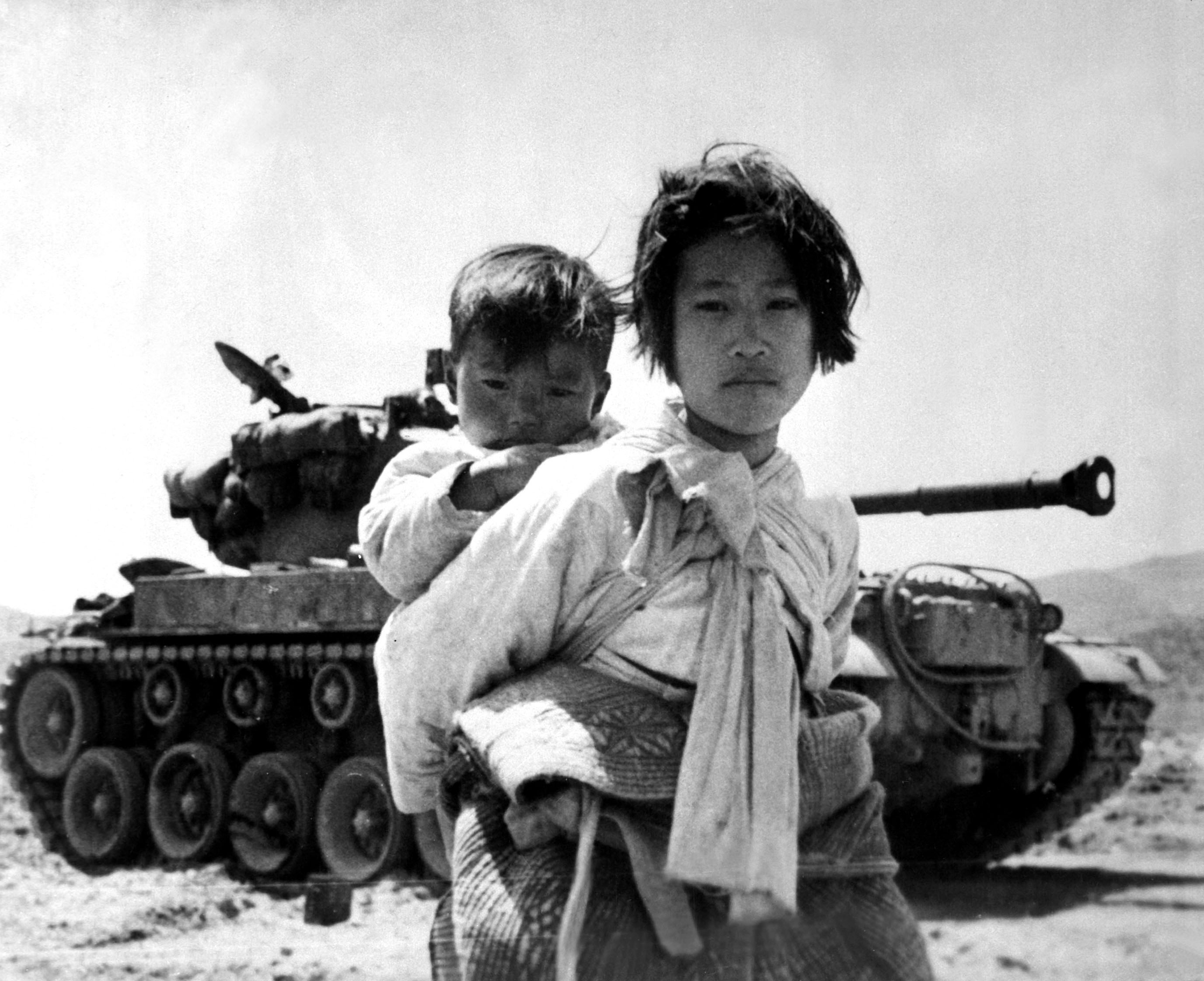 Война в Корее. Беженцы. 9 июня 1951 г.  Photo: Maj. R.V. Spencer, UAF (Navy) 