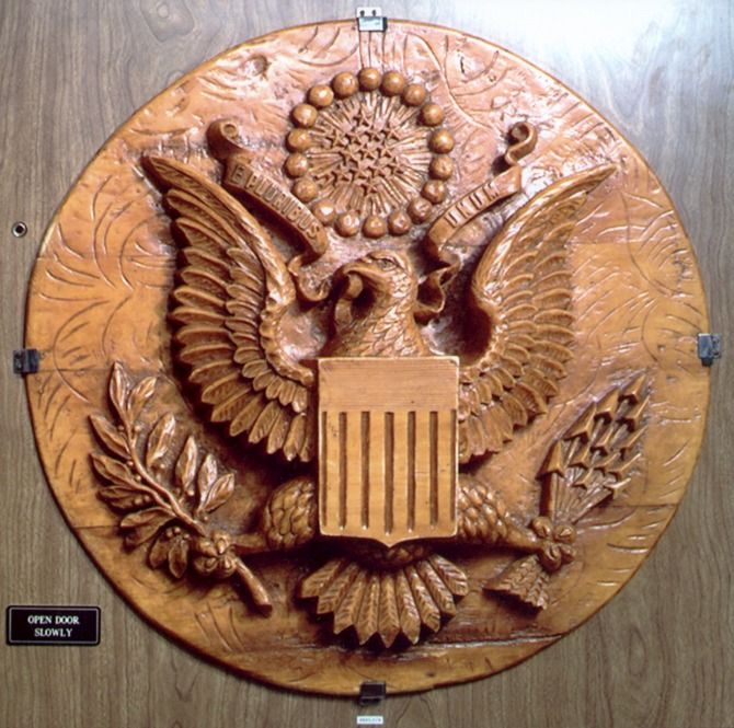 Герб с секретом, висевший в посольстве США в Москве 