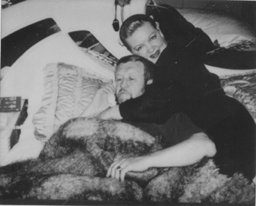 Вячеслав Иваньков (Япончик) и его фиктивная жена  Ирина Ола в квартире на Серф-авеню 