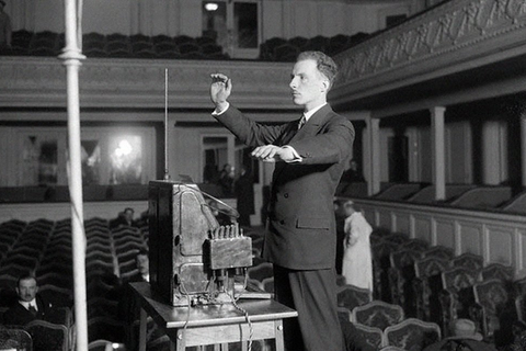 Лев Термен демонстрирует терменвокс. Декабрь 1927 г. Photo: Bettmann, Corbis 