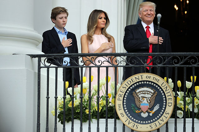 Дональд Трамп с супругой Меланьей и сыном Барроном. Official White House. Photo by Joyce Boghosian.