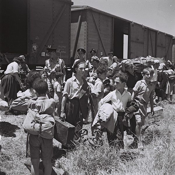 Выжившие в Холокосте еврейские дети из Европы прибыли в Подмандатную Палестину,  в лагерь для беженцев. 15 июля 1945 г. 