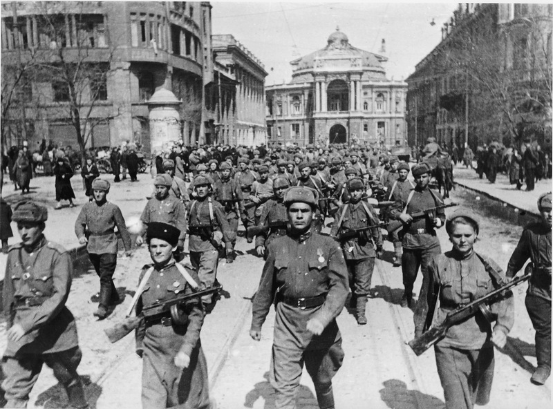 Бойцы Красной армии проходят по улицам освобожденной Одессы. 10 апреля 1944 г. 