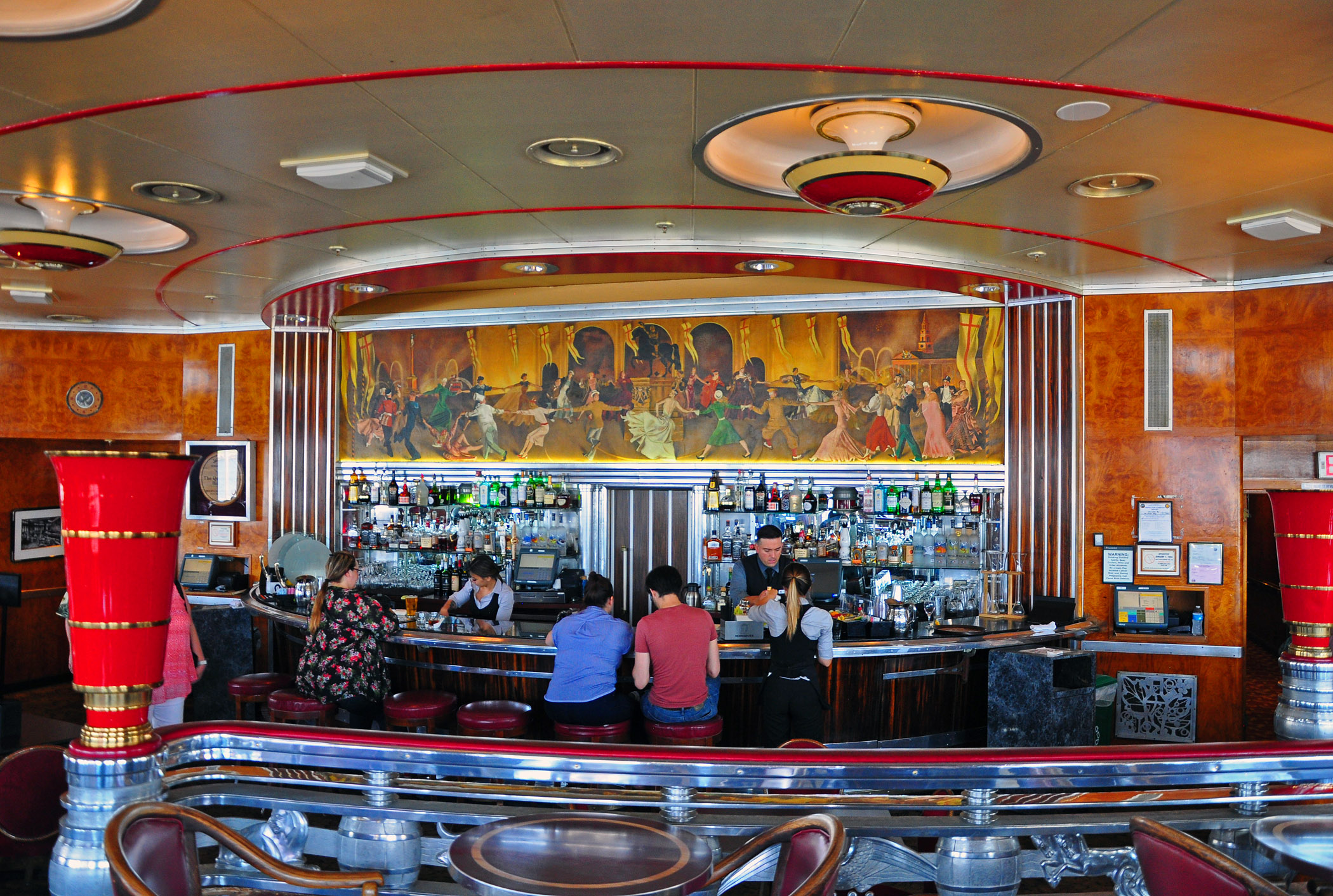 5. A bar on Queen Mary