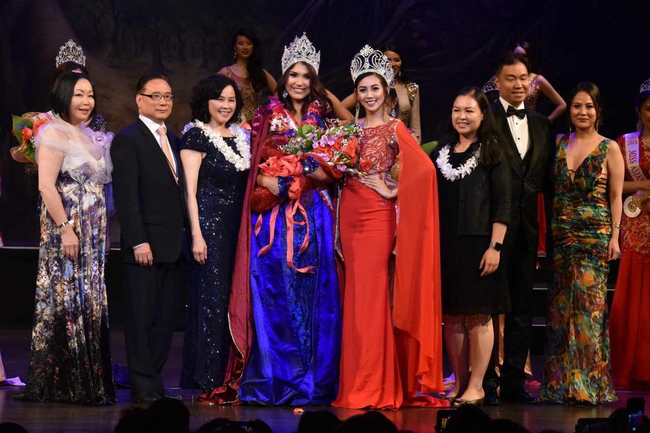 Победительницы конкурса 2018 и 2017 гг. с Rose Chung, Vincent Ma и помощниками 