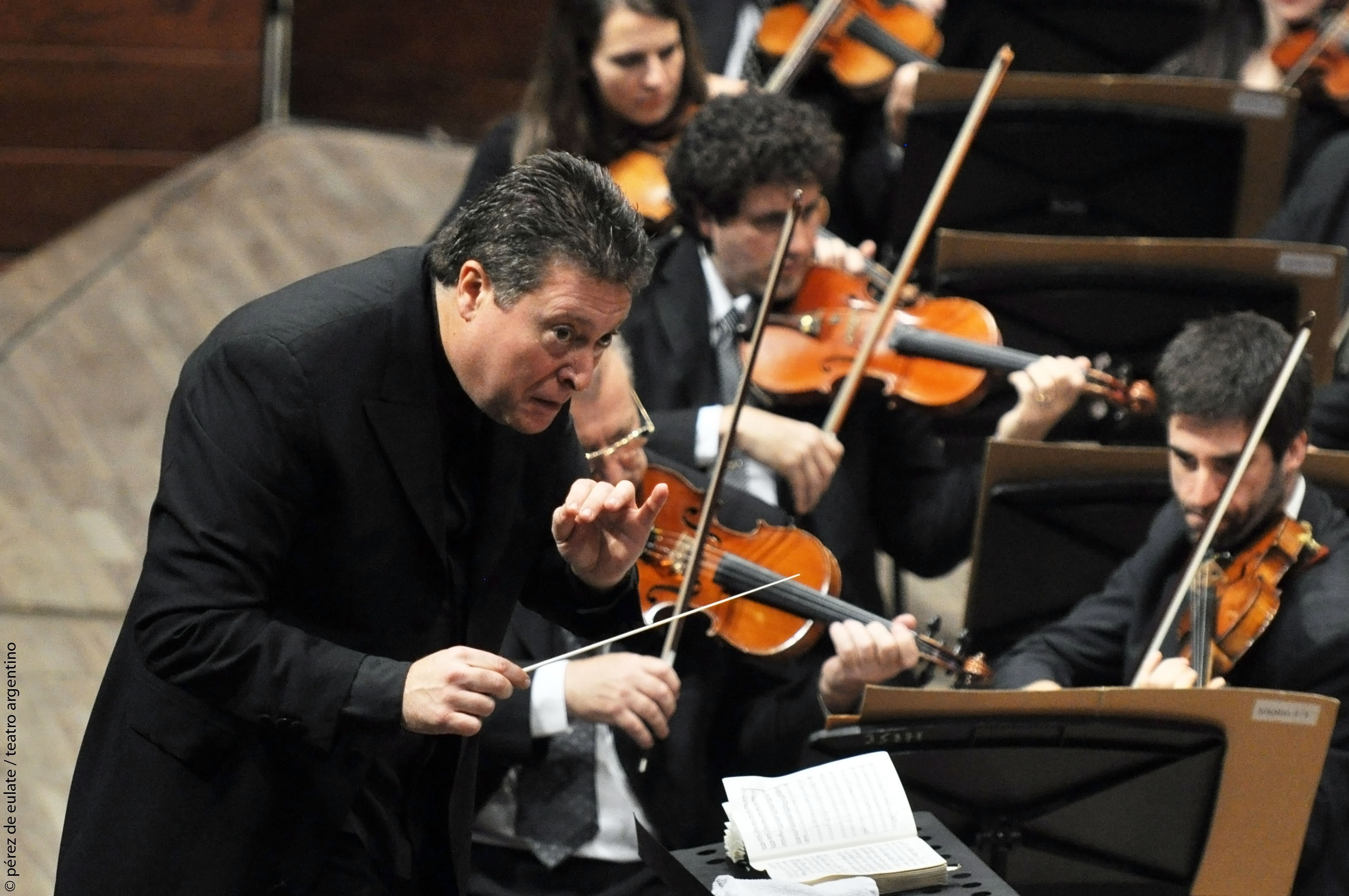 Carlos Vieu conducting