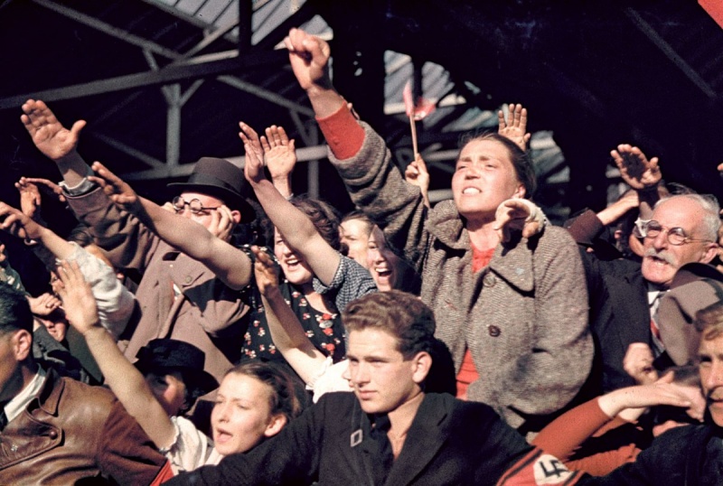 Толпа приветствует Гитлера. Фотография из архива личного фотографа фюрера Хуго Йегера
